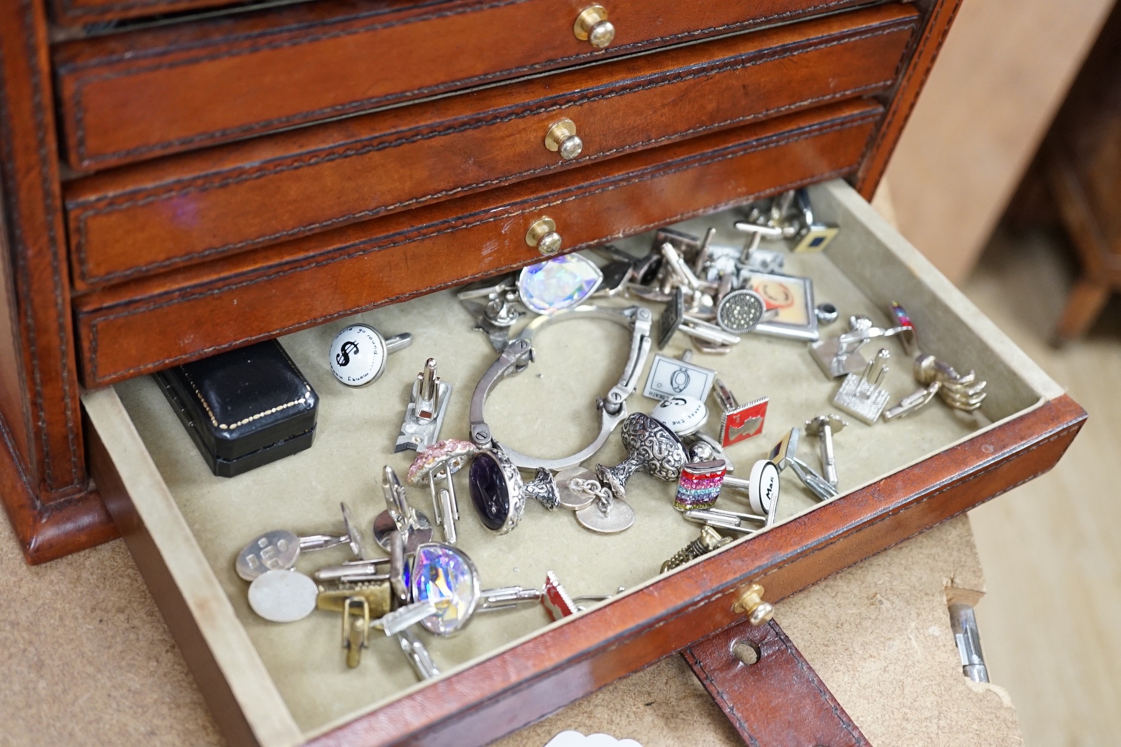 A leather case of mostly Gresham Blake cufflinks